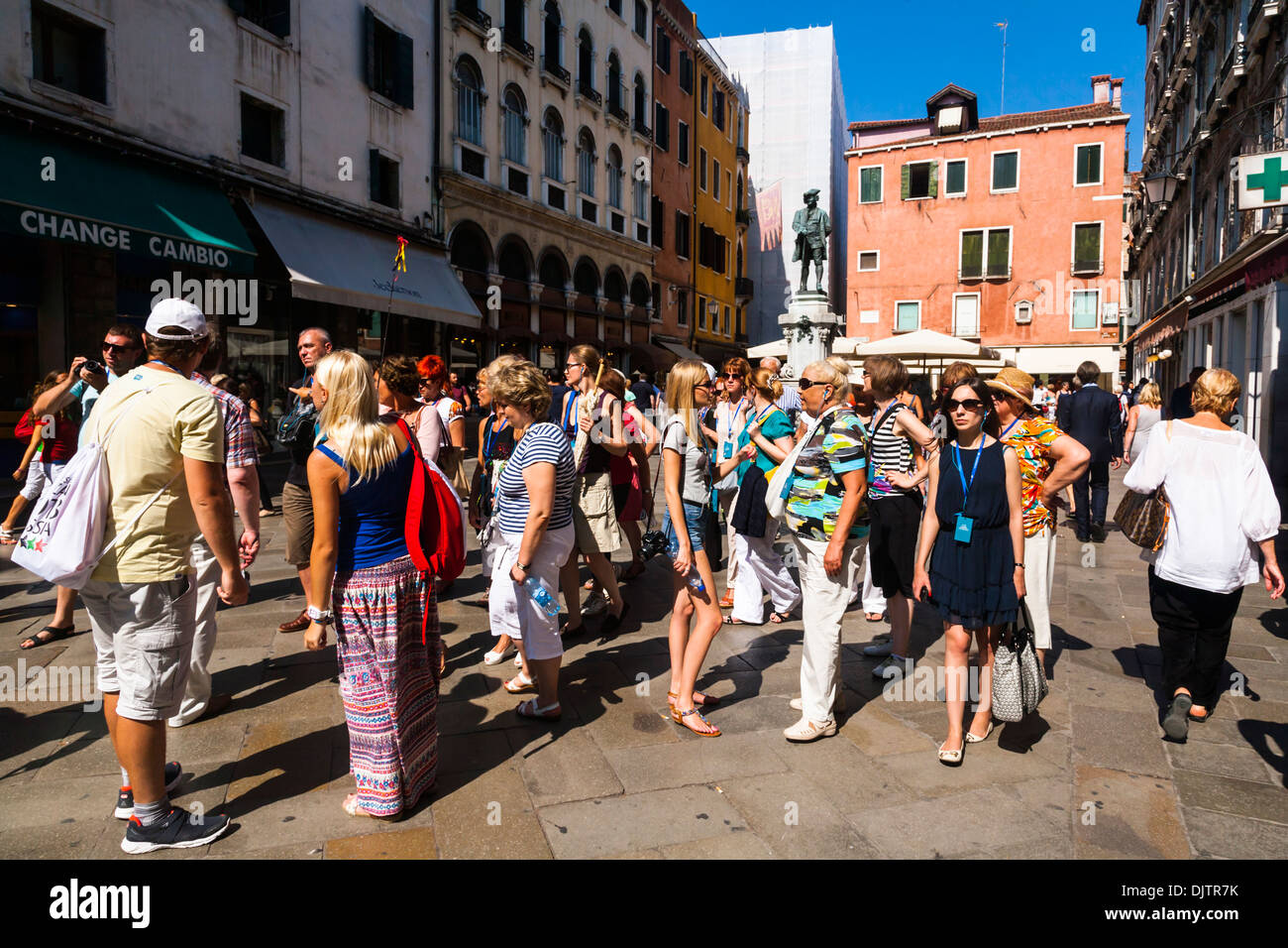 I turisti in Campo San Bartolomeo una delle molte piccole piazze per essere trovato in Venezia, Veneto, Italia Foto Stock