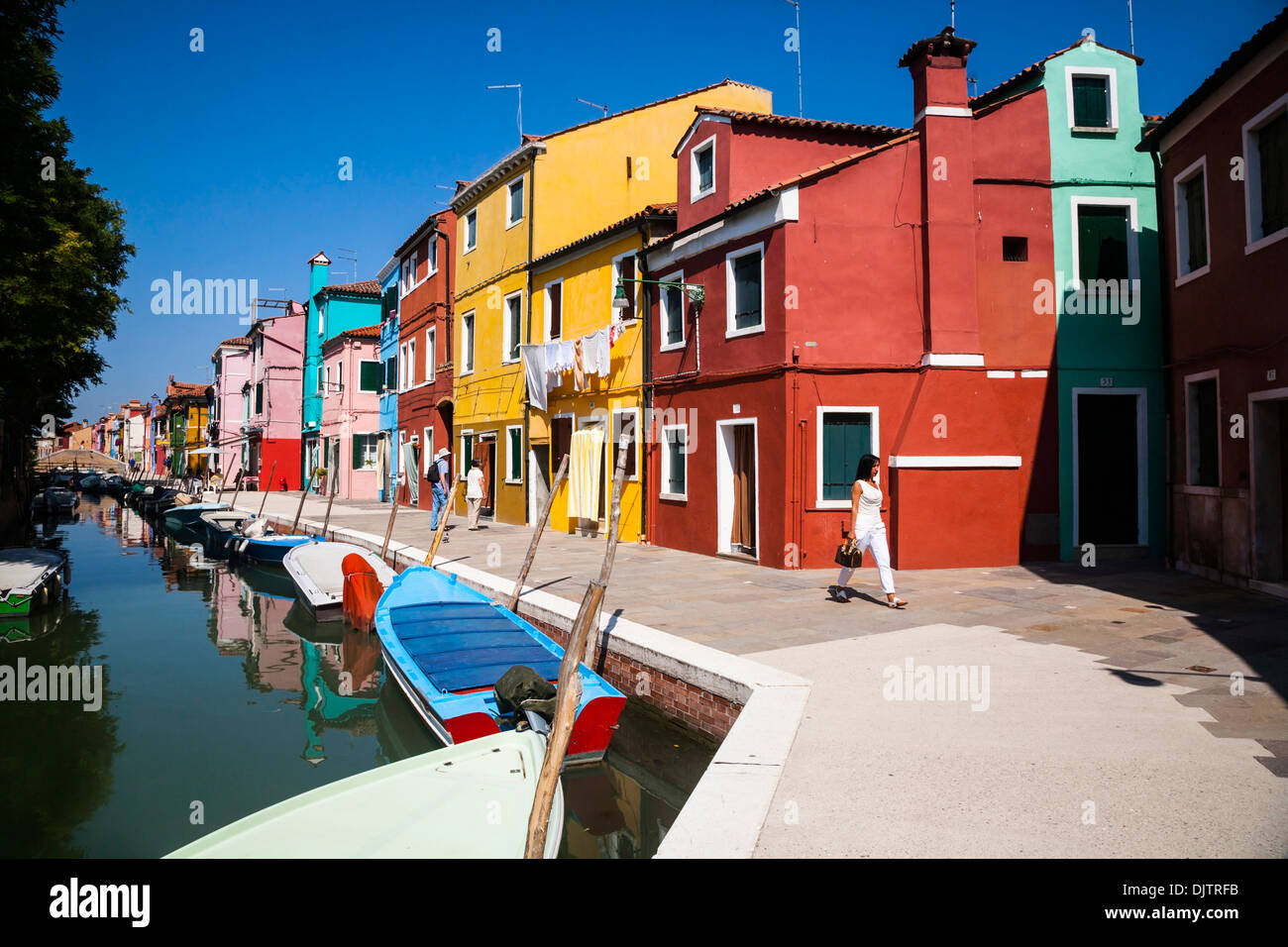Case vivacemente colorate da un canale sulla isola di Burano, Veneto, Italia. Foto Stock