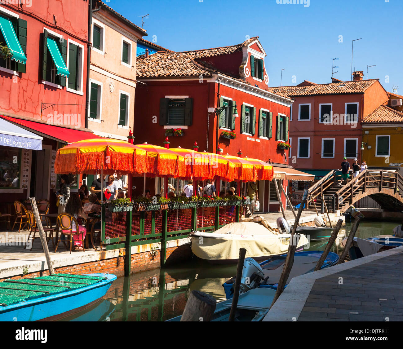 Lato Canale cafe sull isola di Burano, Venezia, Veneto, Italia. Foto Stock