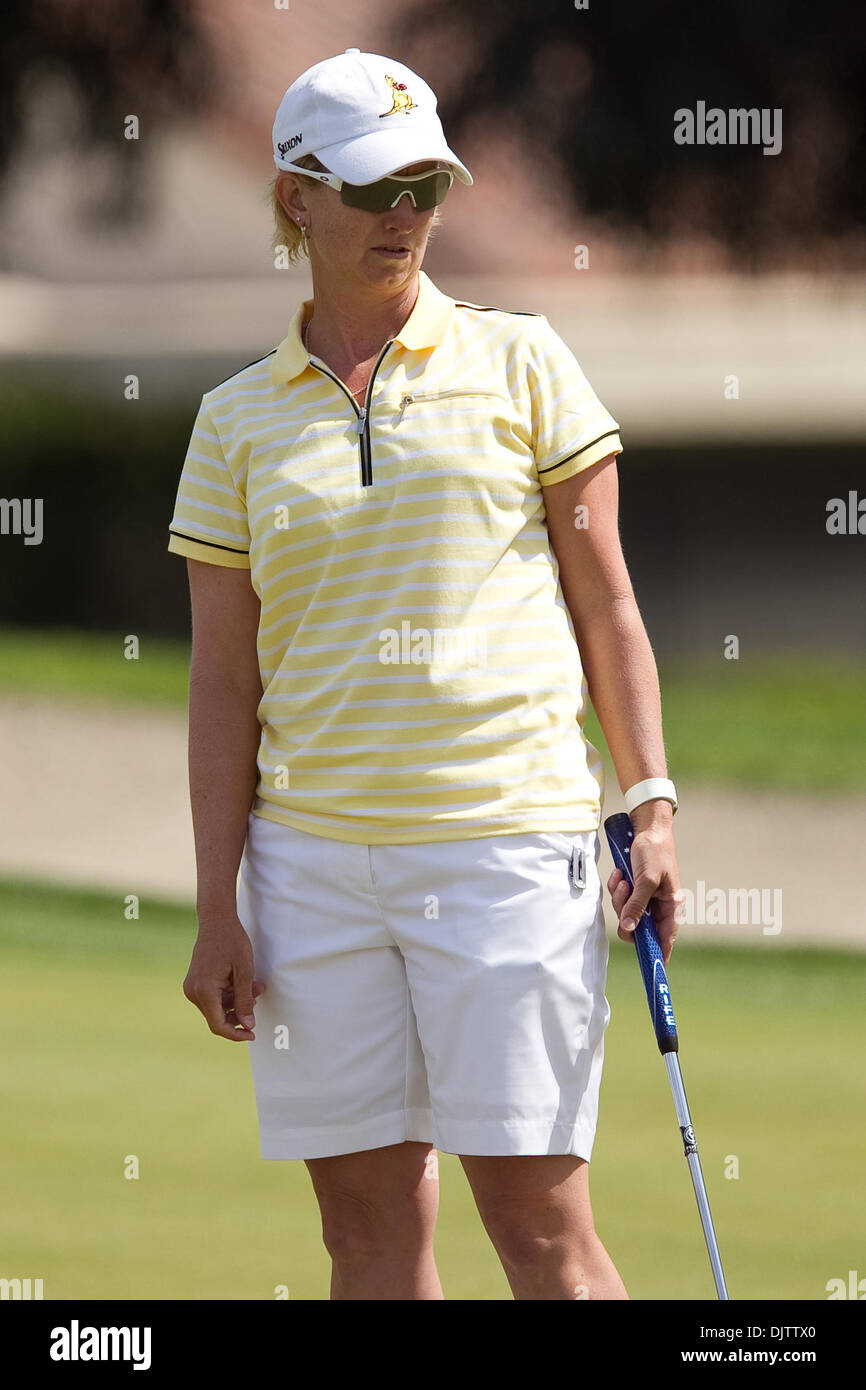 Karrie Webb dell Australia è pronta per il putt in corrispondenza del quarto foro della 39th Kraft Nabisco Championship tenutosi a Mission Hills Country Club in Rancho Mirage, California. (Credito Immagine: © Gerry Maceda/Southcreek globale/ZUMApress.com) Foto Stock