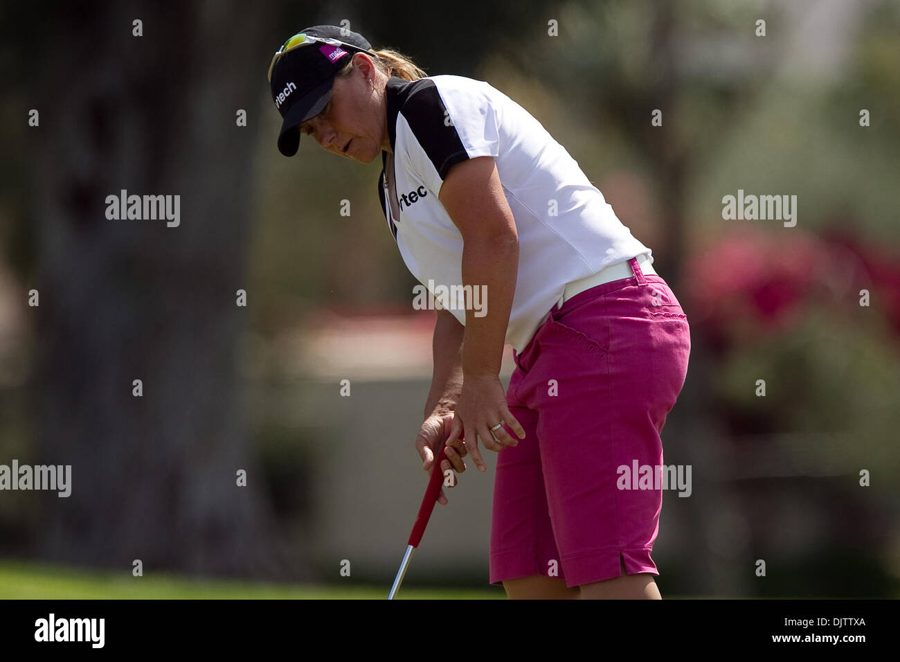 Karen Stupples di Inghilterra putts in corrispondenza del quarto foro della 39th Kraft Nabisco Championship tenutosi a Mission Hills Country Club in Rancho Mirage, California. (Credito Immagine: © Gerry Maceda/Southcreek globale/ZUMApress.com) Foto Stock