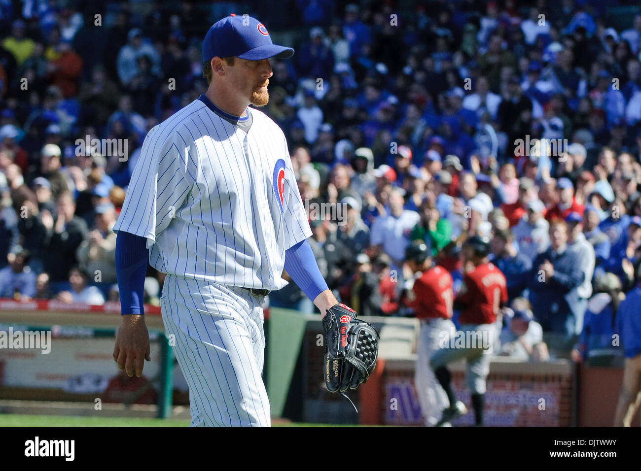 Chicago Cubs a partire lanciatore Ryan Dempster (46) lascia il gioco per una standing ovation durante il gioco tra la Houston Astros e Chicago Cubs a Wrigley Field a Chicago, Illinois. (Credito Immagine: © John Rowland Southcreek/Global/ZUMApress.com) Foto Stock