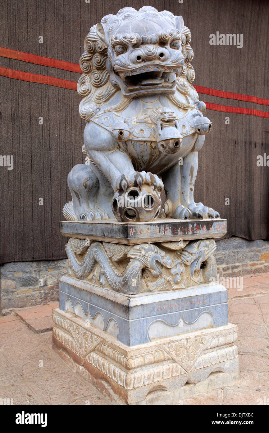 Statua di Lion, Monastero Sakya, Prefettura di Shigatse, nel Tibet, Cina Foto Stock