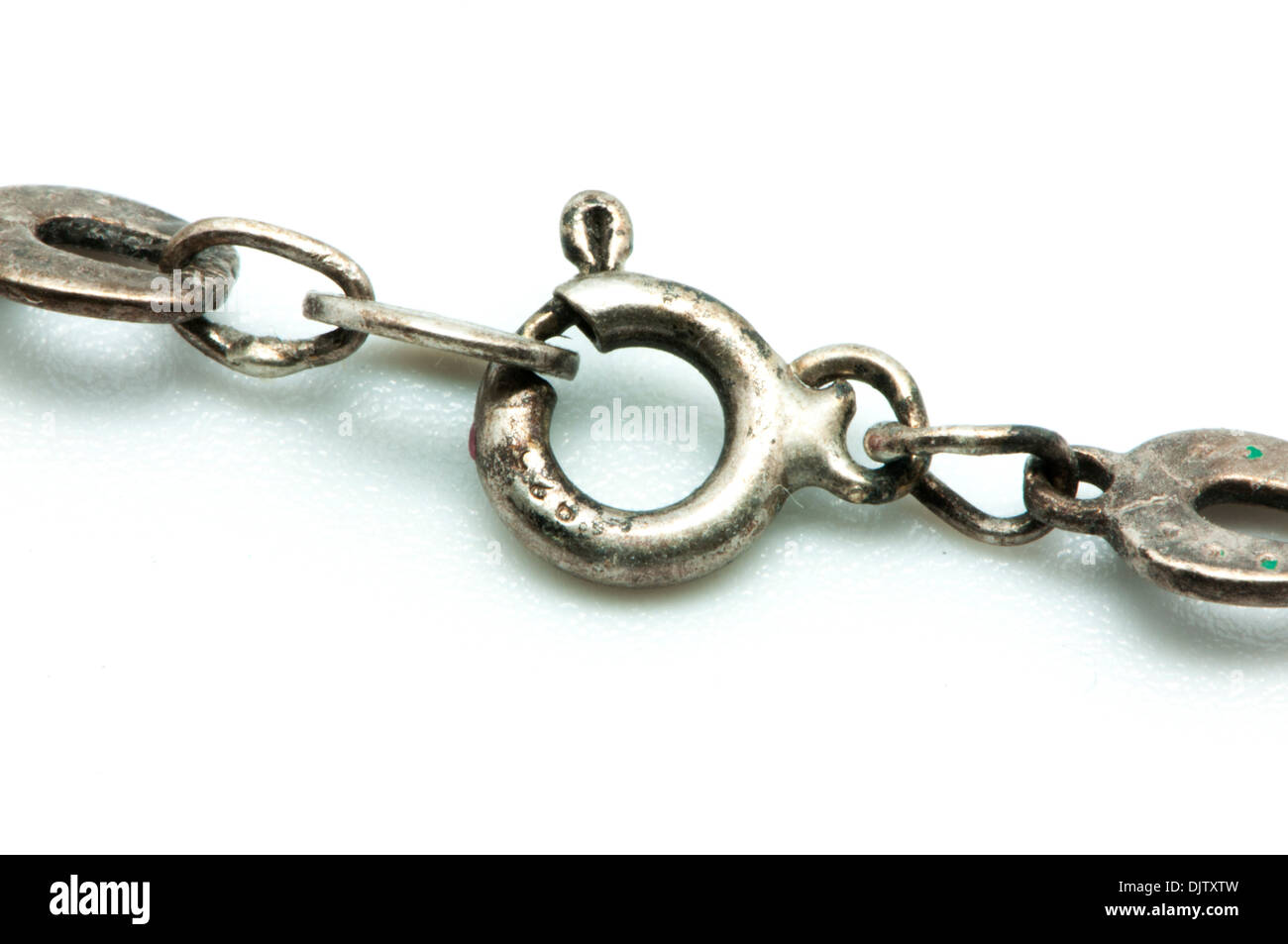 Il lucchetto della catena su sfondo bianco Foto Stock
