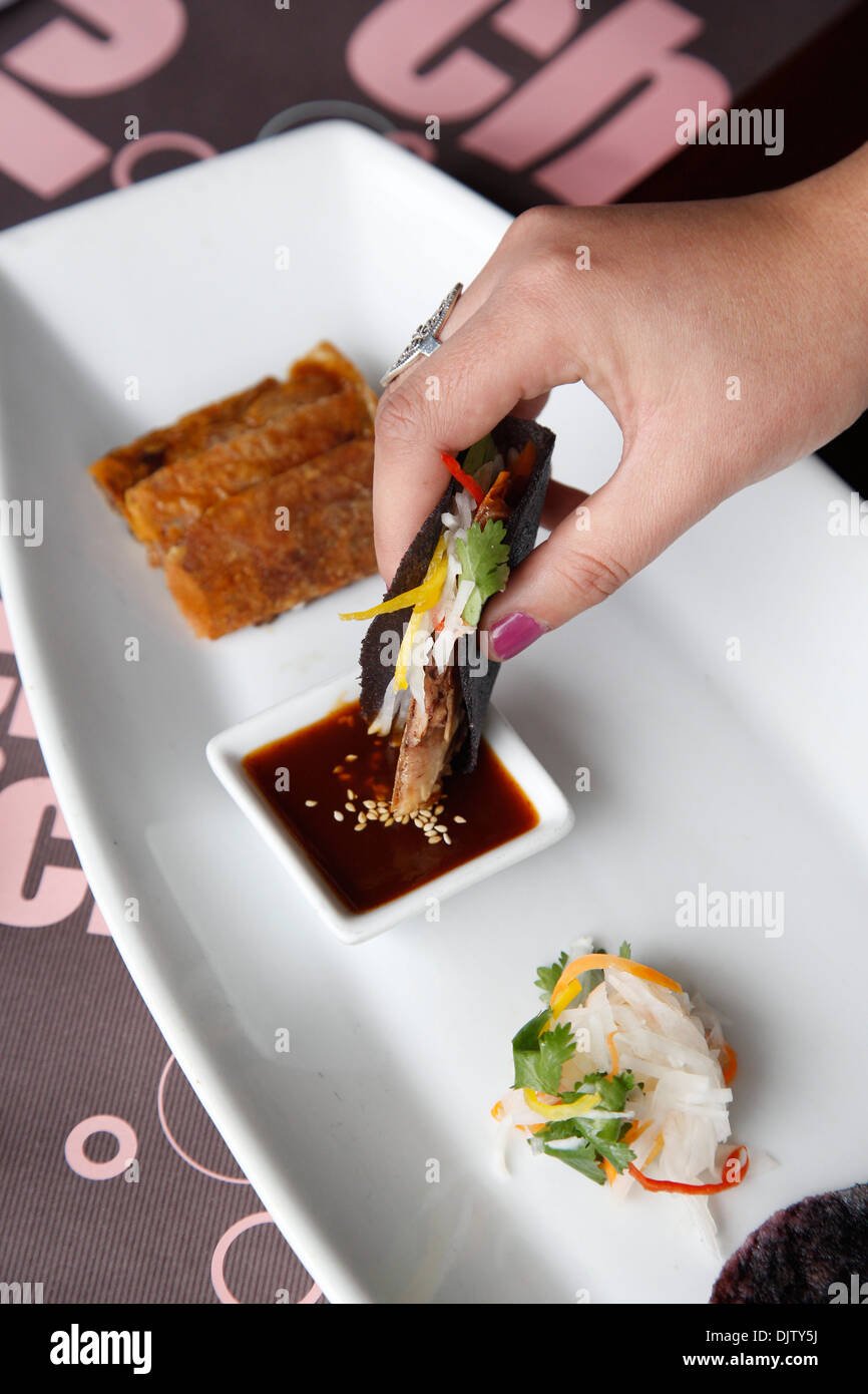 Pechino cuy servita con croccante di blue-corn frittelle a Chicha ristorante, Cuzco, Perù. Foto Stock