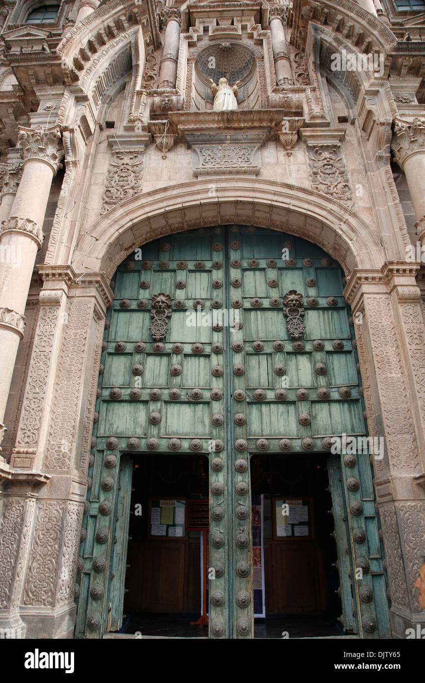 La porta di ingresso per la Iglesia de La Compania de Jesus chiesa sulla Plaza de Armas, Cuzco, Perù. Foto Stock