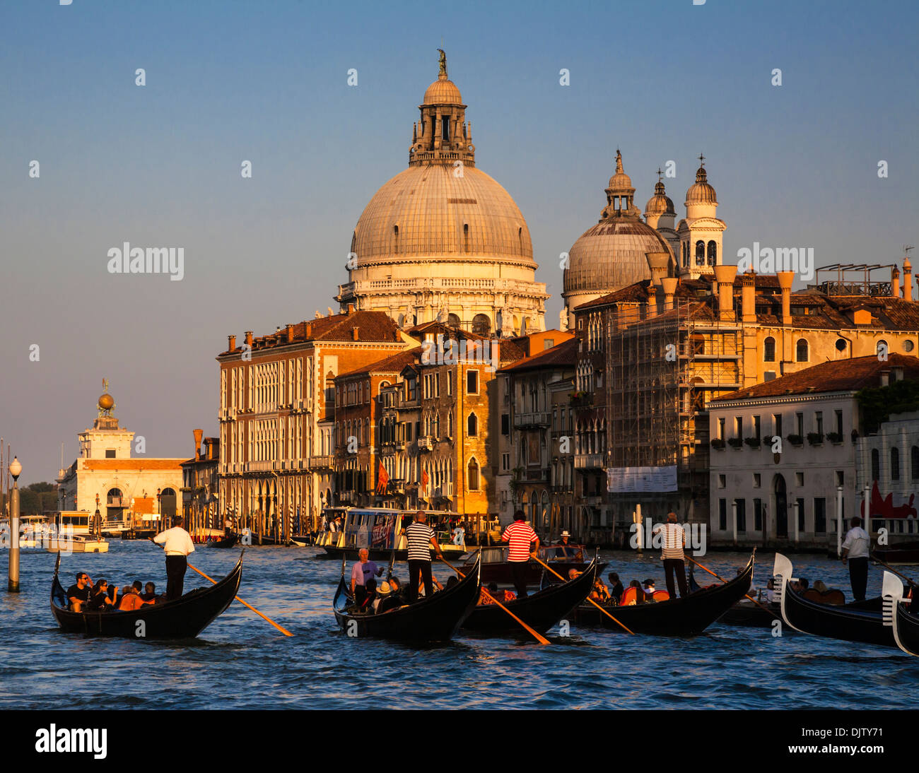 Gruppo di le gondole del Canal Grande come il sole scende in direzione di Santa Maria della Salute, Venezia, Veneto, Italia. Foto Stock