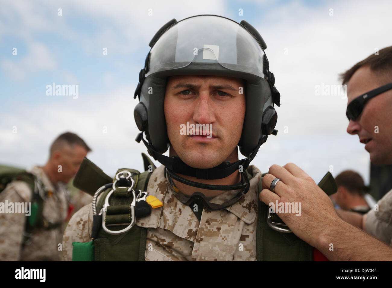 Camp Pendleton, California- il comandante generale della prima divisione Marine, il Mag. Gen. Richard P. Mills, è prevista la presentazione della settima edizione del Festival Gunnery Sgt. John Basoline Award per il coraggio e l'impegno di Gunnery Sgt. Brian Blondr m. Blondr lungo con sette forza aggiuntiva Reconnaissance Marines, erano programmati per condurre un alone di alta altitudine bassa apertura inserimento paracadute fro Foto Stock