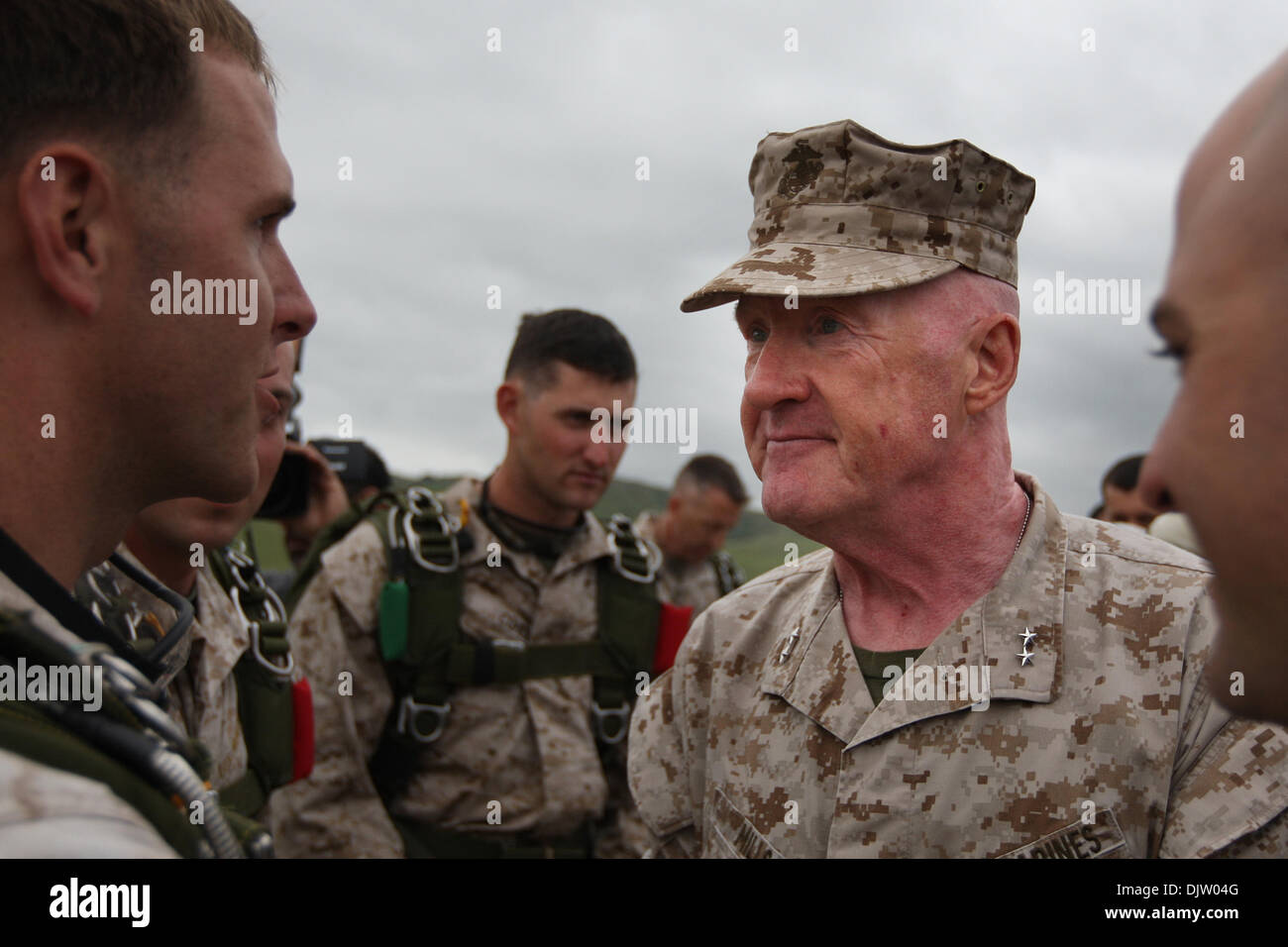 Camp Pendleton, California- il comandante generale della prima divisione Marine, il Mag. Gen. Richard P. Mills, è prevista la presentazione della settima edizione del Festival Gunnery Sgt. John Basoline Award per il coraggio e l'impegno di Gunnery Sgt. Brian Blondr m. Blondr lungo con sette forza aggiuntiva Reconnaissance Marines, erano programmati per condurre un alone di alta altitudine bassa apertura inserimento paracadute fro Foto Stock