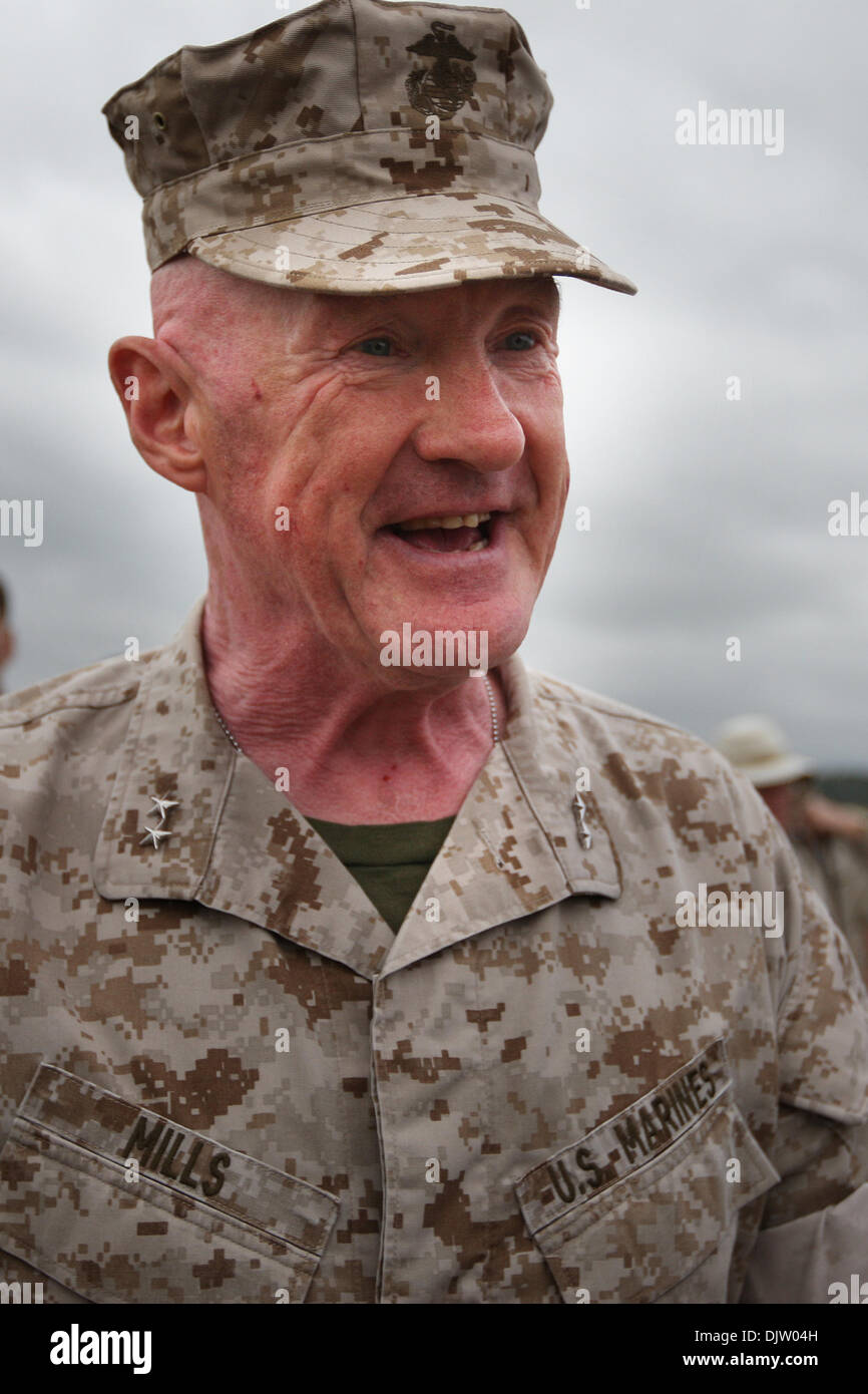 Camp Pendleton, California- il comandante generale della prima divisione Marine, il Mag. Gen. Richard P. Mills, è prevista la presentazione della settima edizione del Festival Gunnery Sgt. John Basoline Award per il coraggio e l'impegno di Gunnery Sgt. Brian Blondr m. Blondr lungo con sette forza aggiuntiva Reconnaissance Marines, erano programmati per condurre un alone di alta altitudine bassa apertura inserimento paracadute fro Foto Stock