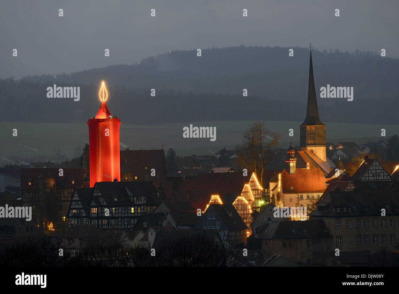 La candela talles del mondo è illuminato in Schlitz, Germania, 30 novembre 2013. La candela è alta 42 metri e in alto circa 110 lampadine sono accese. Foto: Uwe Zucchi/dpa Foto Stock