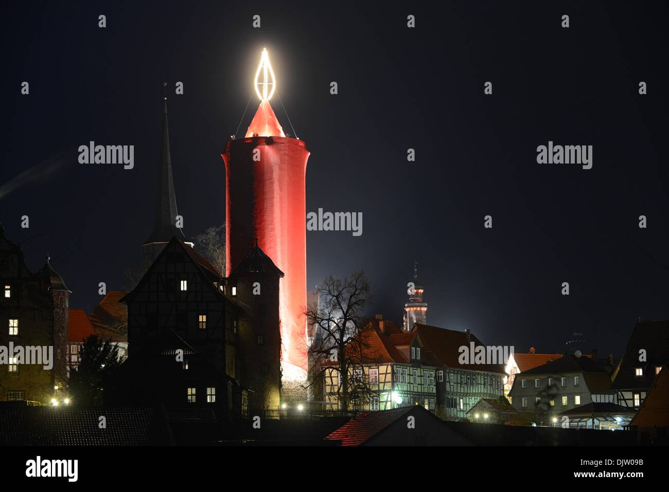 Schlitz, Germania. 30 Novembre, 2013. La candela più alto del mondo è illuminato in Schlitz, Germania, 30 novembre 2013. La candela è alta 42 metri e in alto circa 110 lampadine sono accese. Foto: Uwe Zucchi/dpa/Alamy Live News Foto Stock