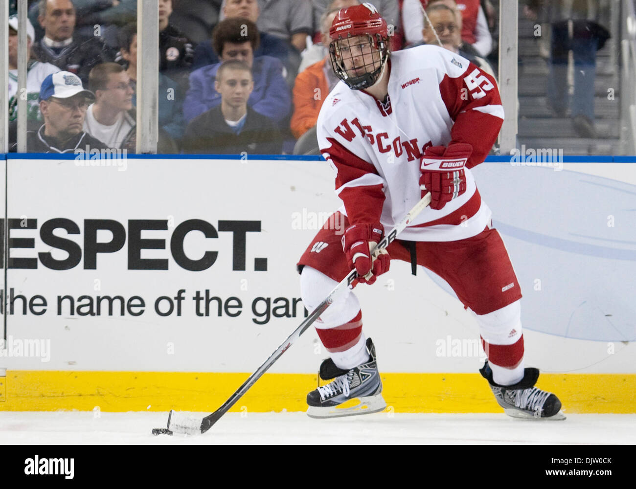 Wisconsin Defenceman Giovanni Ramage (#55) in azione di gioco tra il Wisconsin Badgers e il Rochester Institute of Technology (RIT) Tiger al Ford Field di Detroit, Michigan. Wisconsin sconfitto RIT 8-1. (Credito Immagine: © Giovanni Mersits/Southcreek globale/ZUMApress.com) Foto Stock