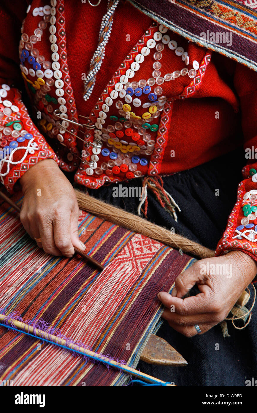 Le donne quechua tessitura di un tessuto tradizionale, Cuzco, Perù. Foto Stock