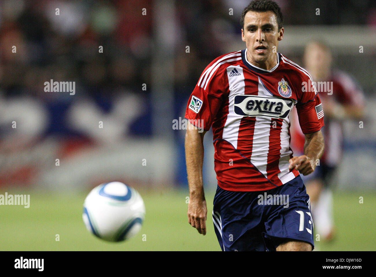 24 Aprile 2010: Chivas USA defenceman #13 Jonathan Bornstein insegue giù la palla durante il Chivas USA vs San Jose terremoti gioco al Home Depot Center di Carson, California. Chivas è andato a sconfiggere i terremoti con un punteggio finale di 3-2. Credito: Brandon Parry / Southcreek globale di credito (Immagine: © Brandon Parry/Southcreek globale/ZUMApress.com) Foto Stock