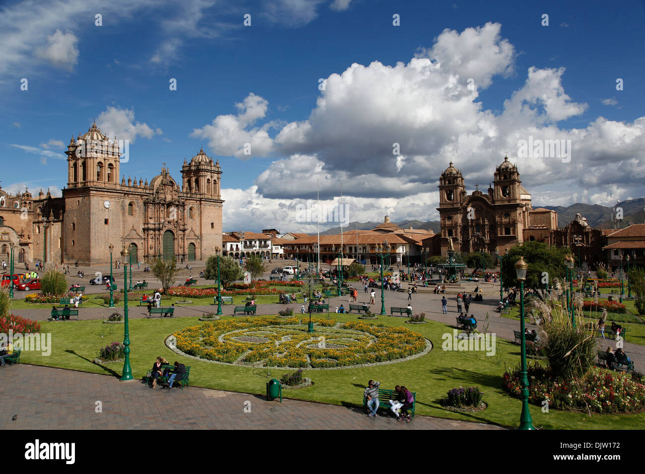 Plaza de Armas con la cattedrale e la Iglesia de La Compania de Jesus chiesa, Cuzco, Perù. Foto Stock