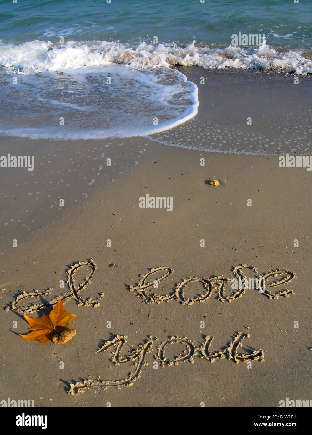 Ti amo scritto sulla sabbia di una spiaggia Foto Stock