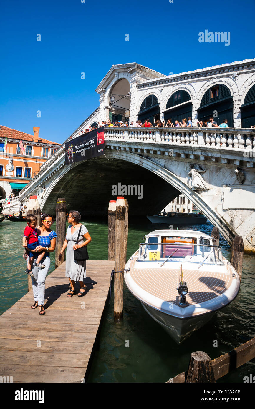 Il Ponte di Rialto (Ponte di Rialto), il Grand Canal, Venezia, Veneto, Italia. Foto Stock