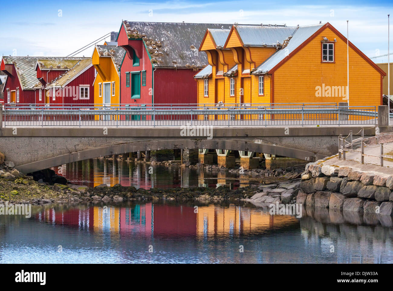 Villaggio norvegese con coloratissime case di legno sulla costa Foto Stock