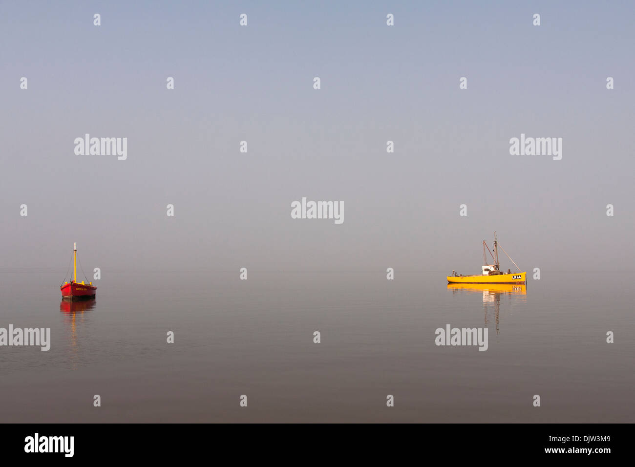 Due piccole navi da pesca ormeggiate in mare a Morecambe Foto Stock