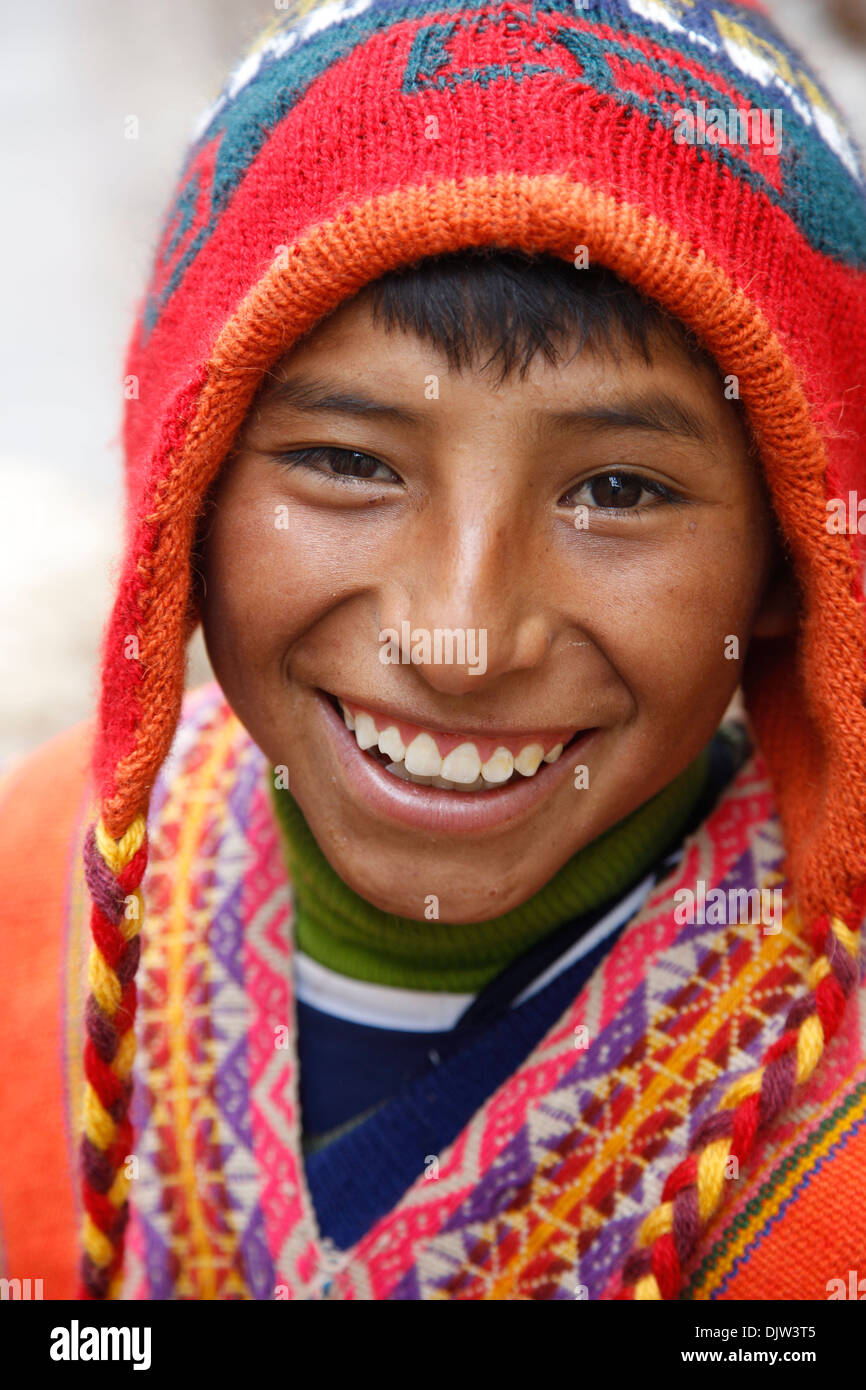 Il quechua ragazzo con un llama, Cuzco, Perù. Foto Stock