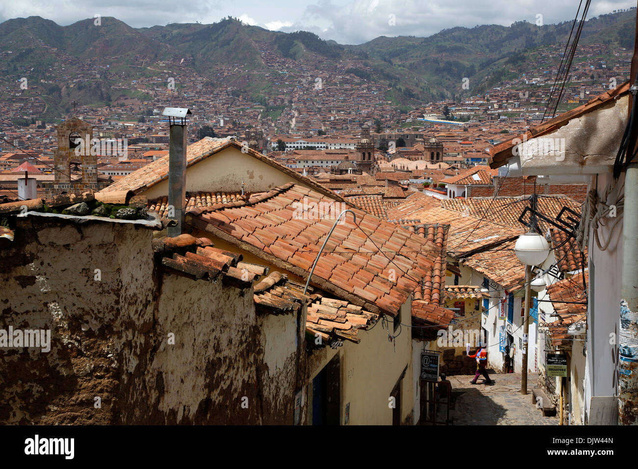 Scena di strada a San Blas quartiere con una vista sui tetti di Cuzco, Perù. Foto Stock