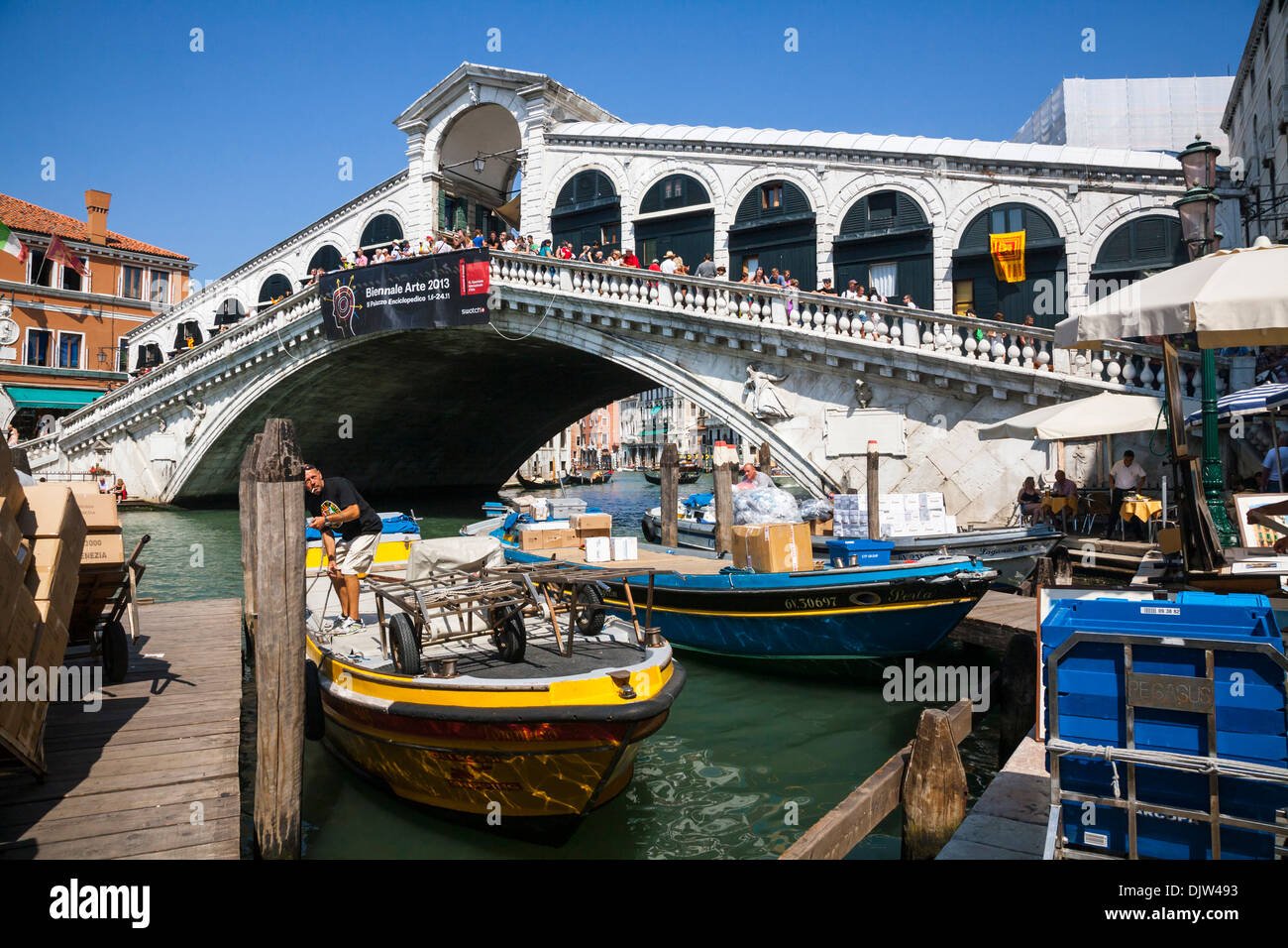 Il Ponte di Rialto (Ponte di Rialto) con carico barche, Grand Canal, Venezia, Veneto, Italia. Foto Stock