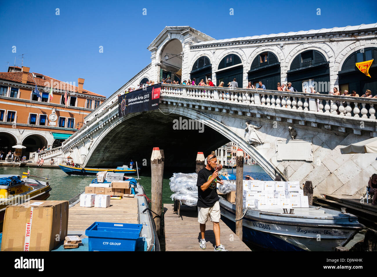 Il Ponte di Rialto (Ponte di Rialto) con carico barche, Grand Canal, Venezia, Veneto, Italia. Foto Stock