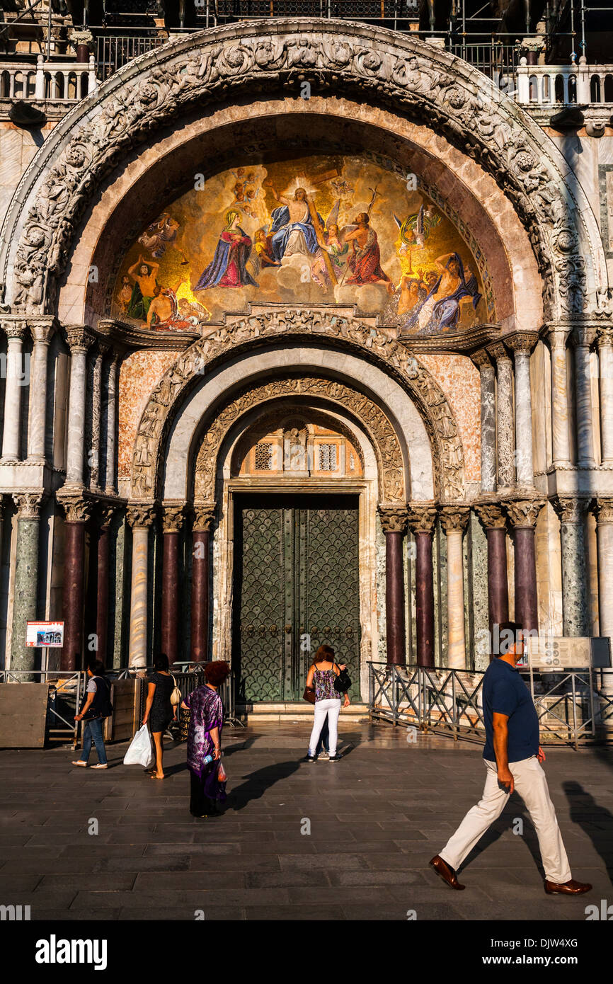 Portale principale nella Basilica di San Marco, San Marco, Piazza San Marco, Venezia, Italia. Foto Stock