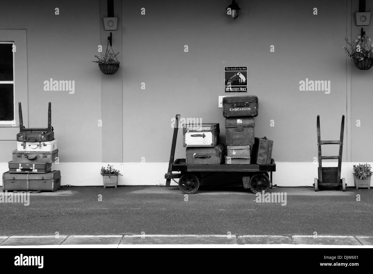 In bianco e nero di vecchie valigie di cuoio sulla piattaforma 2 a Churston Stazione Ferroviaria nel Devon, in Inghilterra. Foto Stock