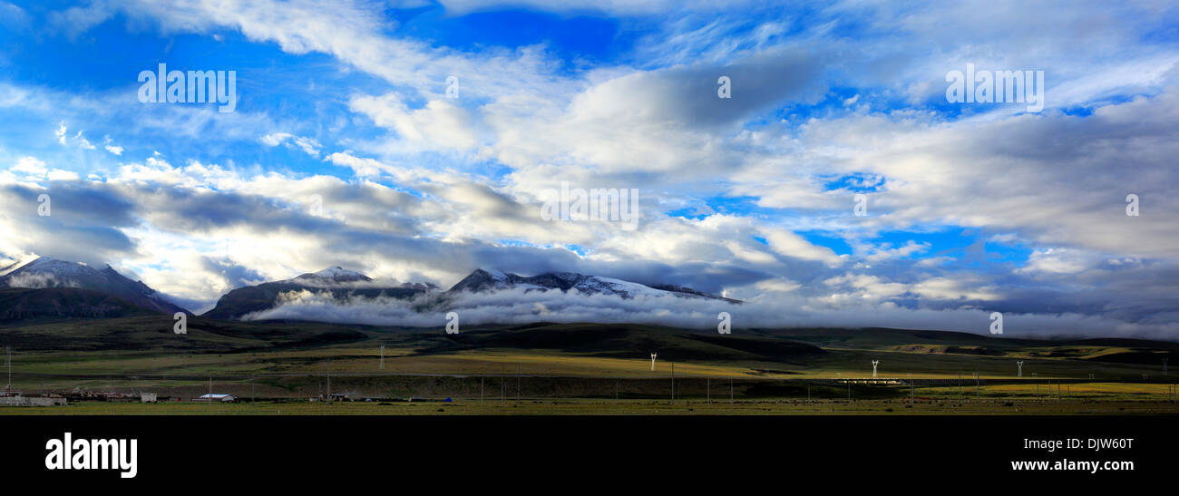 Paesaggio di montagna con Trans-Tibetan Ferrovia, Prefettura di Lhasa, in Tibet, in Cina Foto Stock