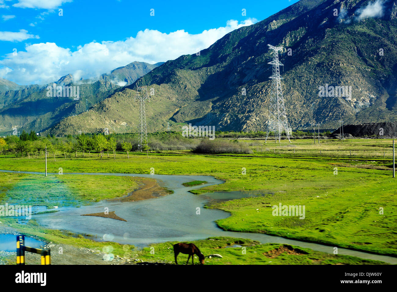 Il paesaggio visto dal treno della ferrovia Trans-Tibetan, Tibet, Cina Foto Stock