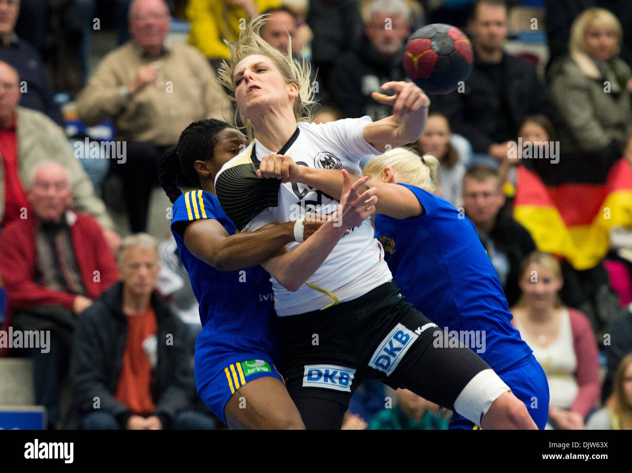 La Germania Susann Mueller, della Svezia Edijana Dafe (L) e Ulrika Agren si contendono la palla durante le donne internazionale di pallamano tra la Germania e la Svezia a MaxiPark Arena in Hamm, Germania, 30 novembre 2013. Foto: BERND THISSEN Foto Stock