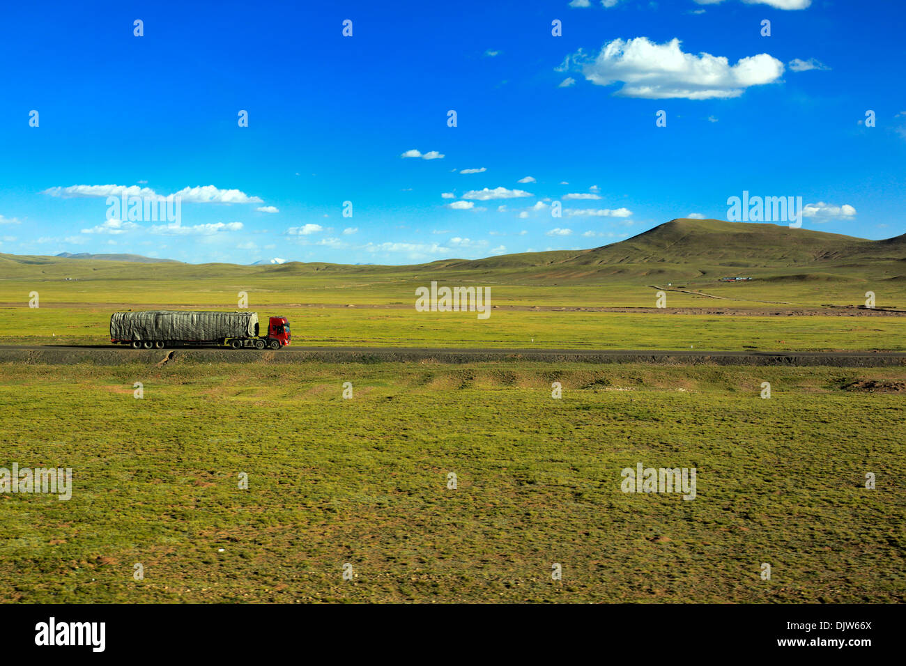 Il paesaggio visto dal treno della ferrovia Trans-Tibetan, Tibet, Cina Foto Stock