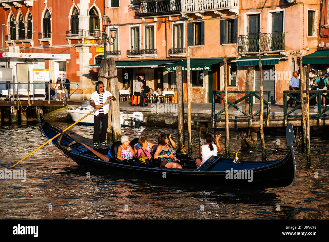 Gruppo di turisti che si godono una gita in gondola sul Canal Grande di Venezia, Veneto, Italia. Foto Stock