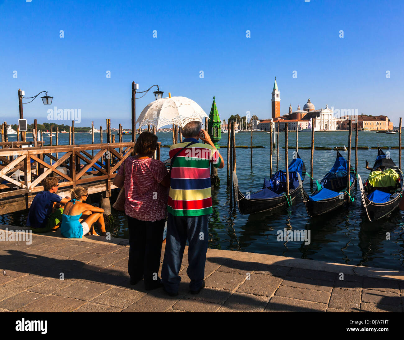 I turisti a Venezia per scattare delle foto di San Giorgio Maggiore da Piazza San Marco, Veneto, Italia. Foto Stock