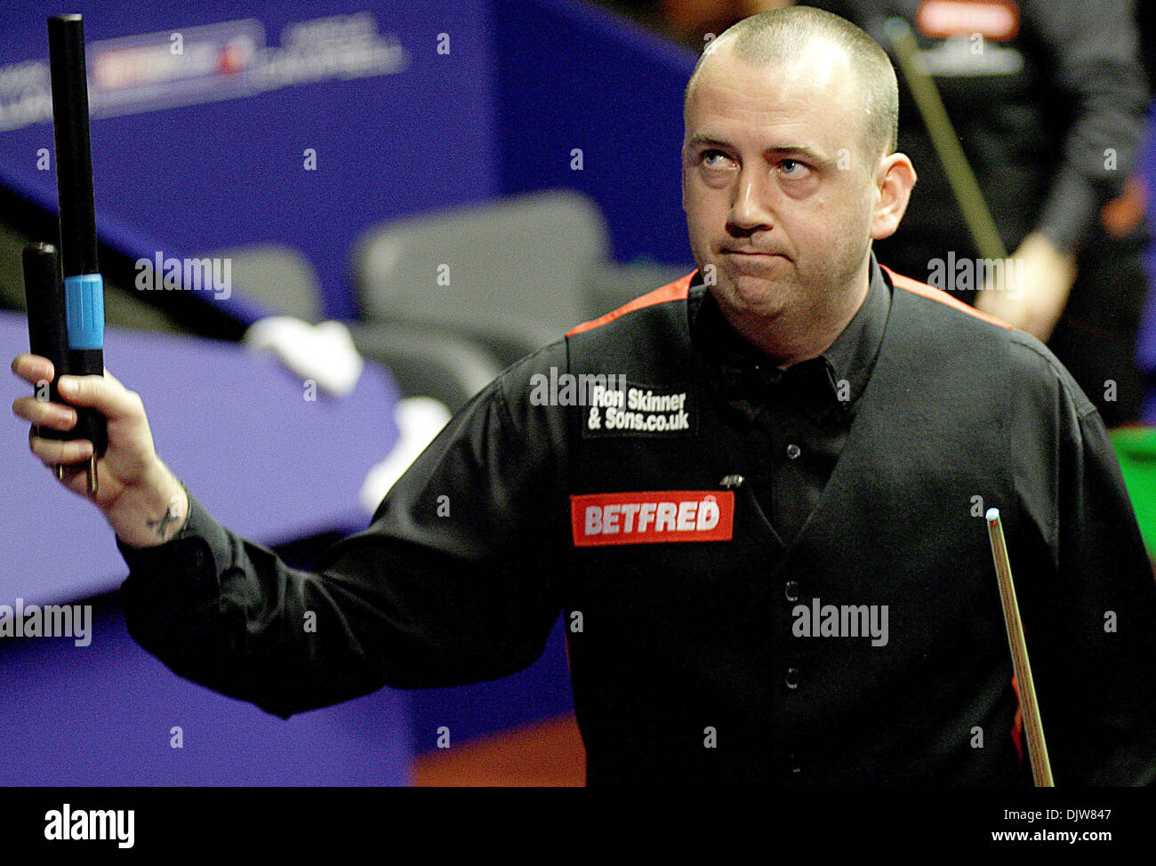 SHEFFIELD, Inghilterra - aprile 19 : Mark Williams del Galles festeggia dopo aver vinto la sua partita contro Marcus Campbell della Scozia, durante il primo round del Betfred World Snooker Championships al Crucible Theatre di Sheffield, in Inghilterra. (Credito Immagine: © Michael Cullen/Southcreek globale/ZUMApress.com) Foto Stock