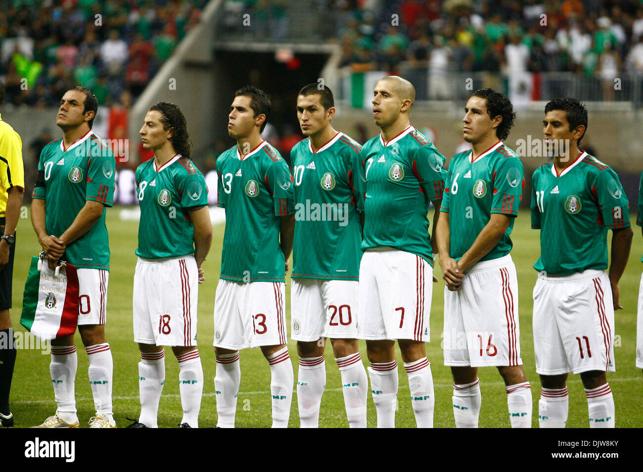 Il Messico Team nazionali durante l'inno nazionale prima della partita  contro l'Angola. Il Messico ha sconfitto Angola 1-0 al Reliant Stadium di  Houston, TX. (Credito Immagine: © Anthony Vasser/Southcreek  globale/ZUMApress.com Foto stock -