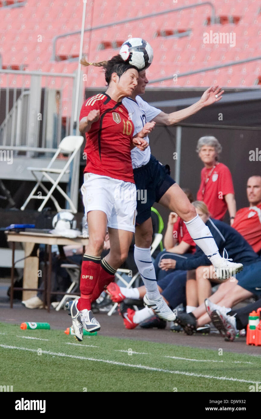 22 Maggio 2010: il difensore Linda Bresonik (10) della Repubblica federale di Germania e il centrocampista Kristine Lilly (13) degli Stati Uniti la battaglia per la sfera durante gli Stati Uniti Womens Squadra Nazionale vs Germania internazionale amichevole partita di calcio giocato al Cleveland Browns Stadium di Cleveland, Ohio. Il #1 classificato Stati Uniti sconfitto #2 classificato Germania 4-0..Mandatory Credit: Frank Jansky / Southcreek globale (Cre Foto Stock