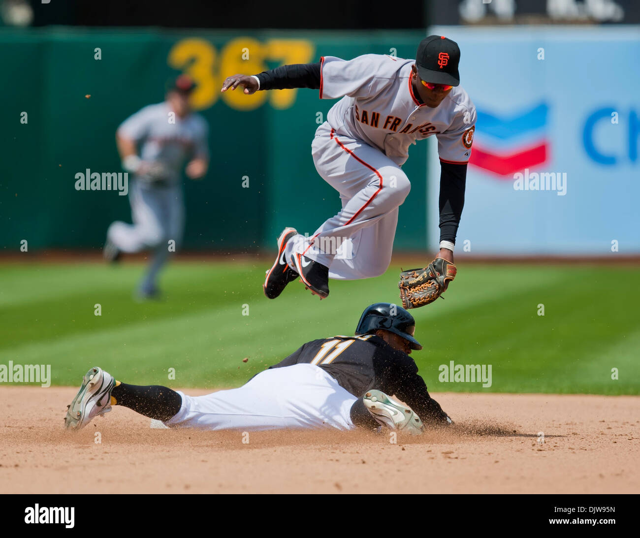 22 maggio 2010: Oakland centro atletico fielder Rajai Davis (11) ruba la seconda base mentre San Francisco Giants interbase Edgar Renteria (16) copre durante il gioco tra la Oakland A's e i San Francisco Giants al Oakland-Alameda County Coliseum di Oakland CA. La A ha sconfitto i giganti 1-0. (Credito Immagine: © Damon Tarver/Southcreek globale/ZUMApress.com) Foto Stock