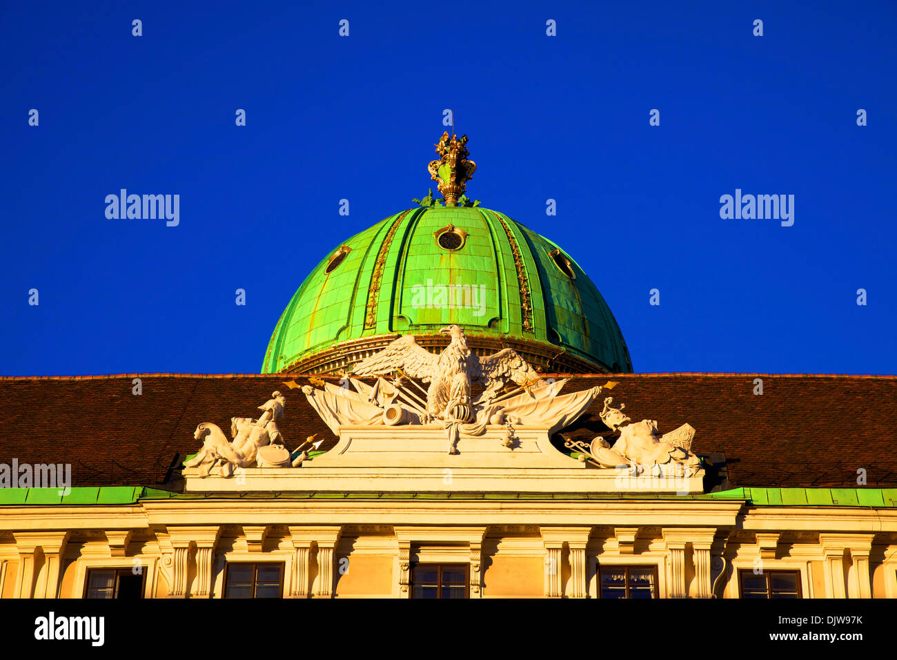 La cupola e la scultura di trionfante Eagle Hofburg Michaelerplatz a Vienna, Austria, Europa Centrale Foto Stock
