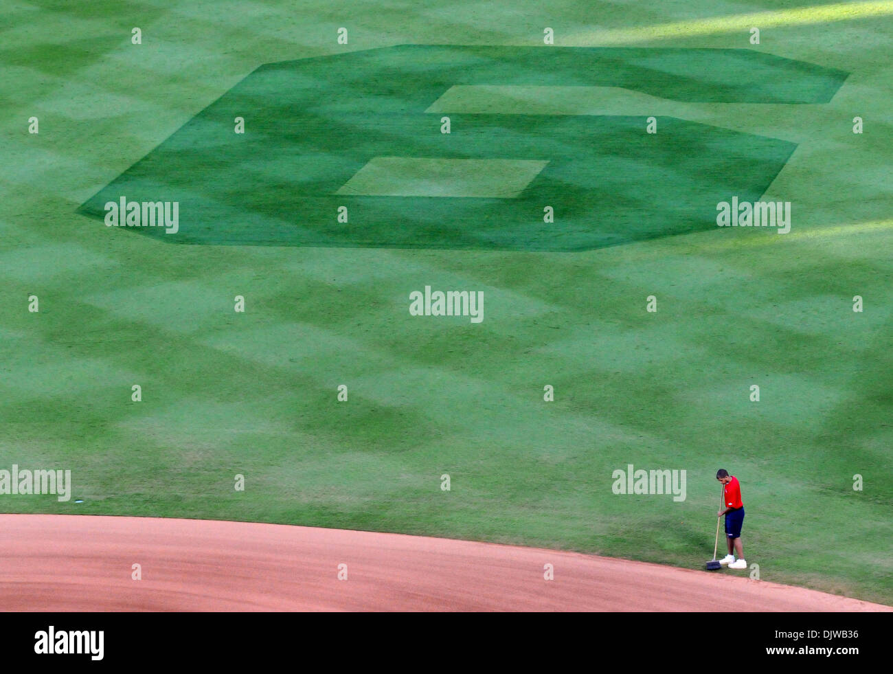 1 ottobre, 2010 - Atlanta, Georgia, Stati Uniti - Un membro degli Atlanta Braves Turner Field equipaggio a terra prepara il infield sotto il ritiro Atlanta Braves manager Bobby Cox numero del dipinto nella prima fuori campo lato Braves ospiterà il Philadelphia Phillies in un MLB baseball gioco ad Atlanta, Georgia, Stati Uniti d'America il 01 ottobre 2010. (Credito Immagine: © Erik Lesser/ZUMAPRESS.com) Foto Stock