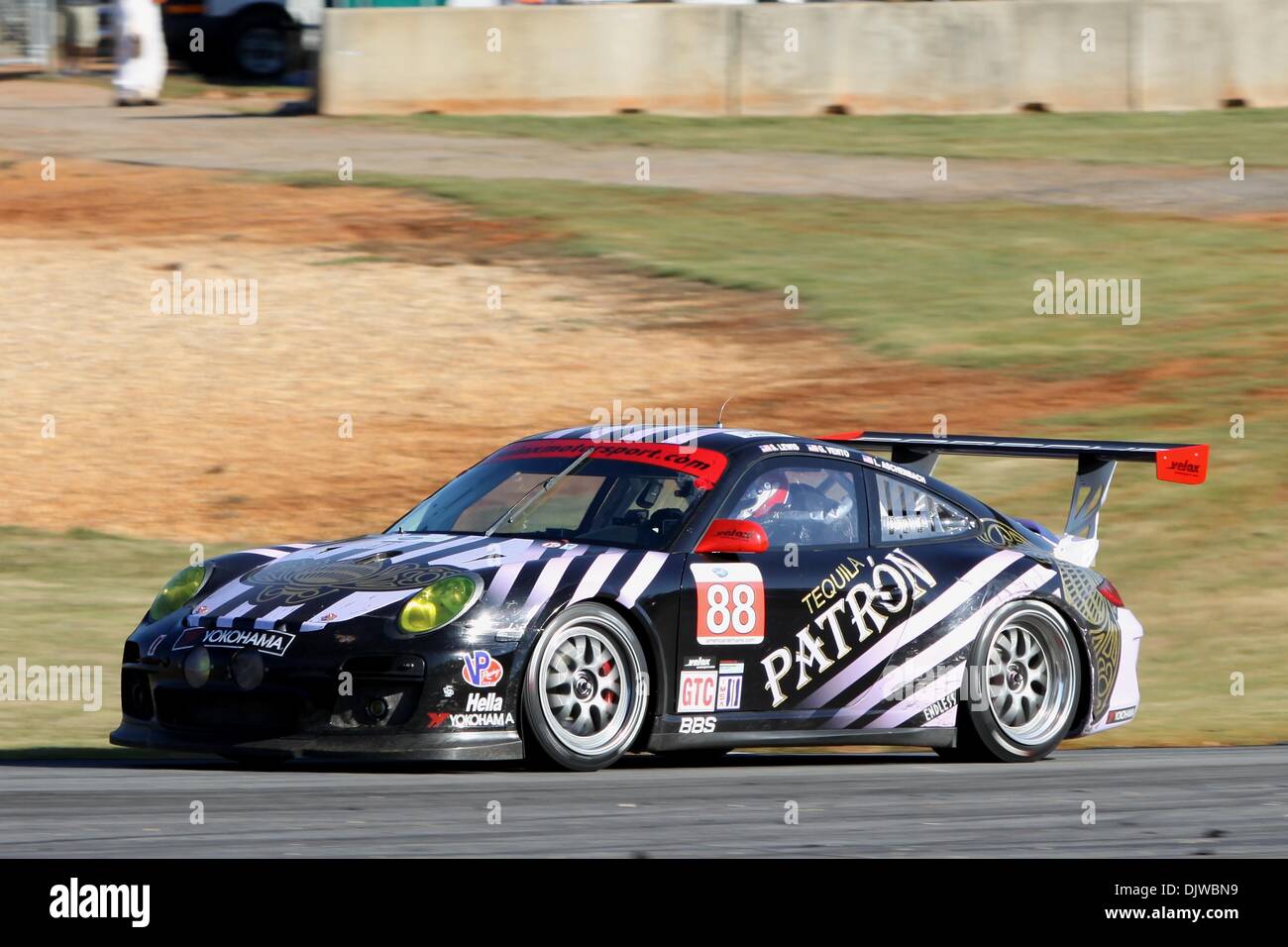 Ottobre 2, 2010 - Braselton, Georgia, Stati Uniti d'America - Velox Motorsport Porsche 911 GT3 Cup auto compete di Road Atlanta durante il XIII annuale di Petit Le Mans Powered by Mazda 2. Driver della Porsche 911 GT3 Cup auto sono Shane Lewis e Jerry Vento. (Credito Immagine: © Everett Davis/Southcreek globale/ZUMApress.com) Foto Stock