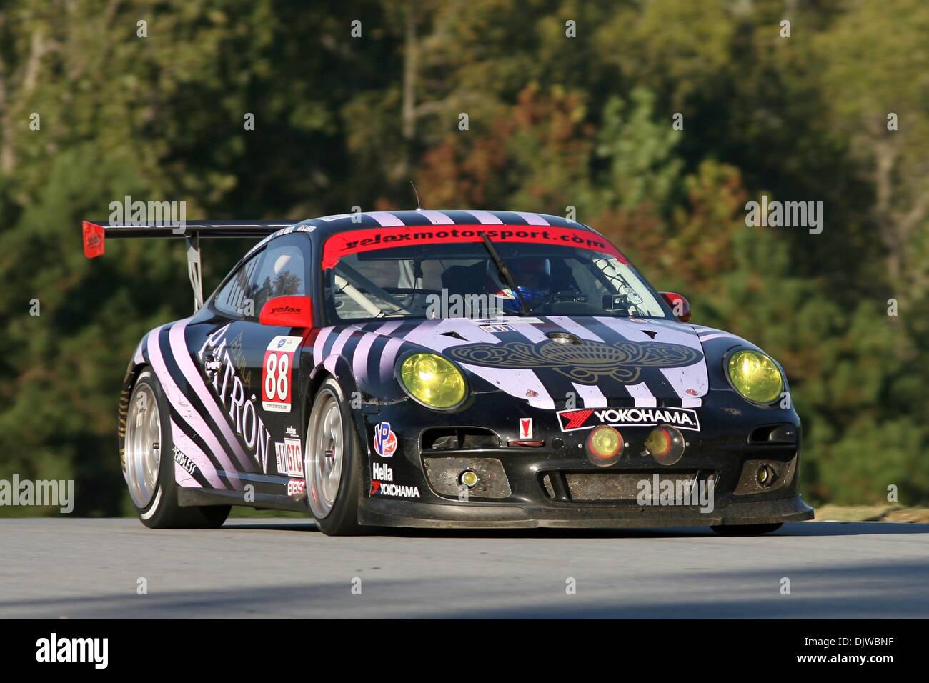 Ottobre 2, 2010 - Braselton, Georgia, Stati Uniti d'America - Velox Motorsport Porsche 911 GT3 Cup auto compete di Road Atlanta durante il XIII annuale di Petit Le Mans Powered by Mazda 2. Driver della Porsche 911 GT3 Cup auto sono Shane Lewis e Jerry Vento. (Credito Immagine: © Everett Davis/Southcreek globale/ZUMApress.com) Foto Stock