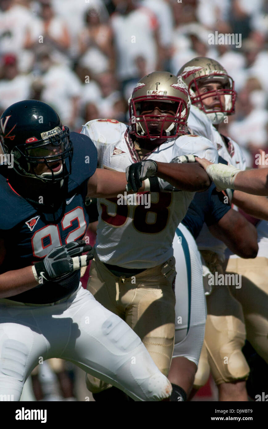 Ottobre 2, 2010 - Charlottesville, Virginia, Stati Uniti d'America - Florida State University running back Jermaine Thomas (38) a passare la protezione contro l'Università della Virginia difensivo fine Zane Parr (92) in NCAA Division 1 azione. Florida stato sconfitto University of Virginia 34-14 a Scott Stadium di Charlottesville, Virginia. (Credito Immagine: © Charles Barner/Southcreek globale/ZUMA Foto Stock