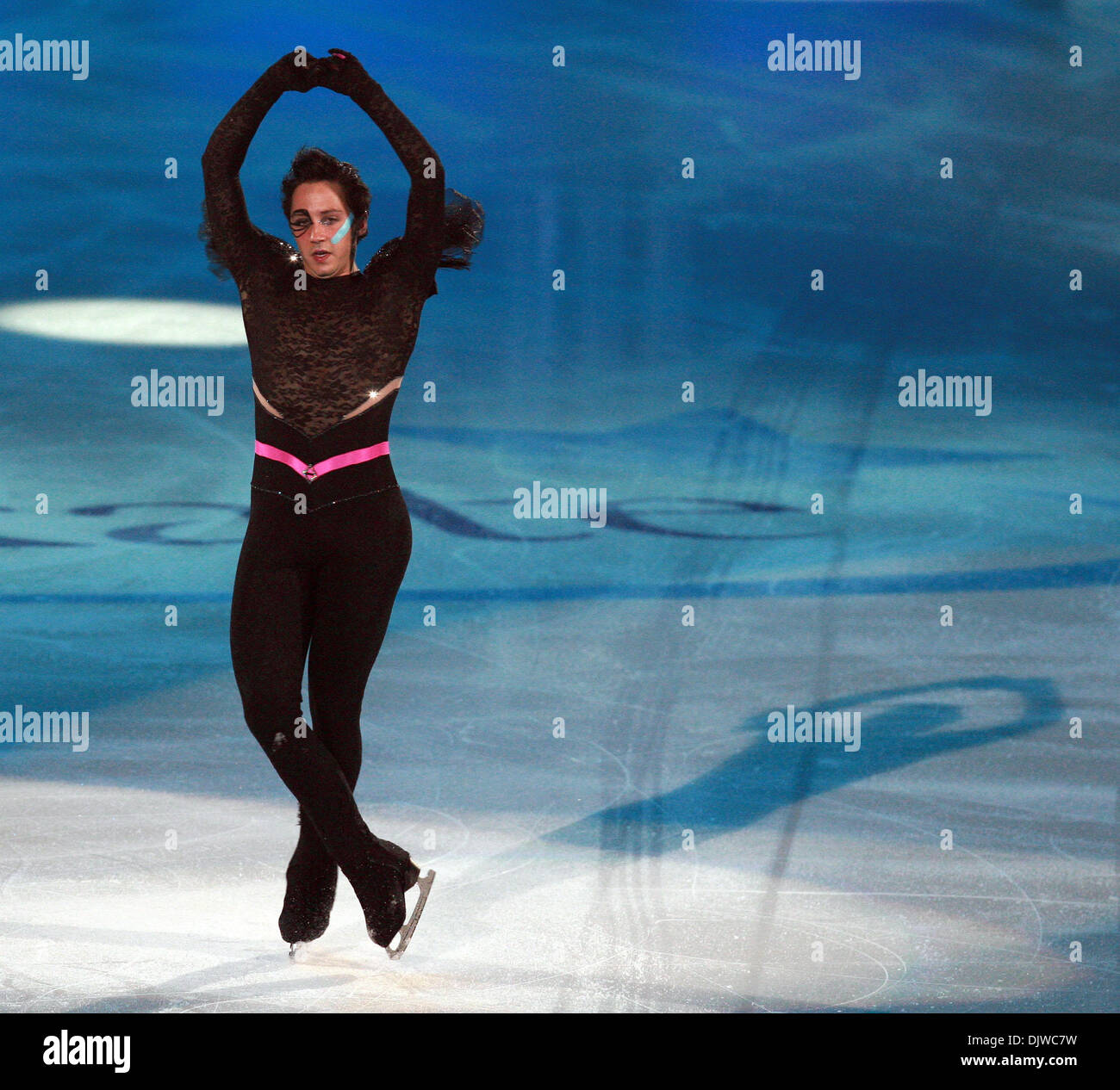 02 ott 2010 - Los Angeles, California, Stati Uniti - Noi skater JOHNNY WEIR esegue durante la '2010 Tutti che Skate LA' ice show a Staples Center a Los Angeles, California, il 2 ottobre 2010. (Credito Immagine: © Ringo Chiu/ZUMApress.com) Foto Stock