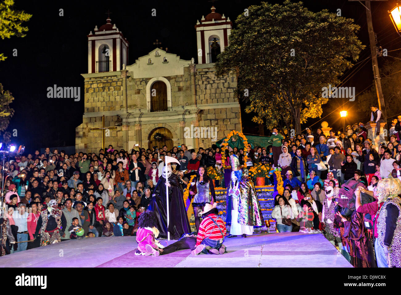Centinaia di abitanti di un villaggio guarda una performance di attori in costume per celebrare il Giorno dei Morti Festival noto in spagnolo come Día de Muertos il 1 novembre 2013 a San Agustin Etla, Oaxaca, Messico. Foto Stock