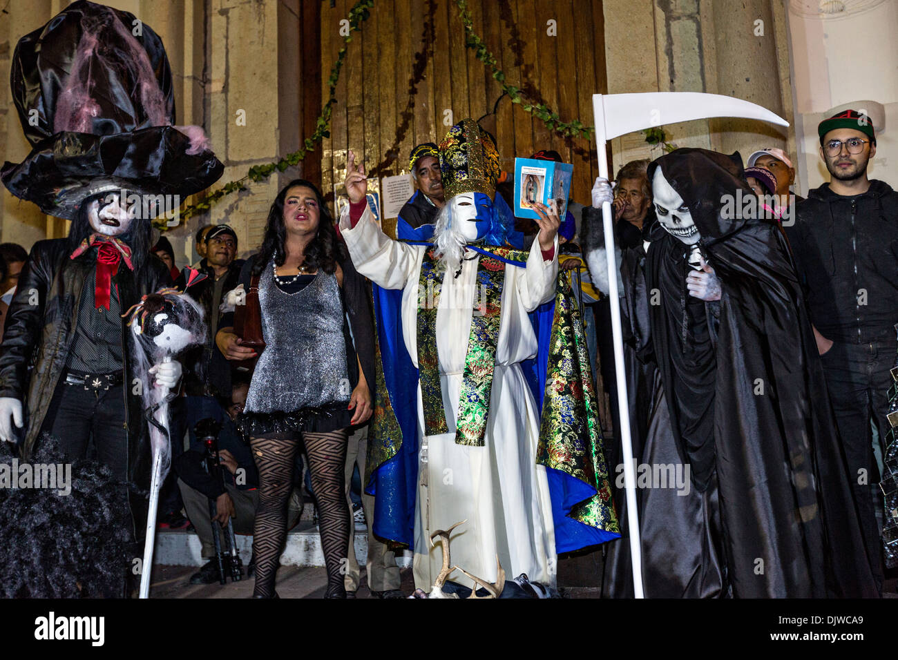 Costume di festeggianti sfilano per le strade per celebrare il Giorno dei Morti Festival noto in spagnolo come Día de Muertos il 1 novembre 2013 a San Agustin Etla, Oaxaca, Messico. Foto Stock