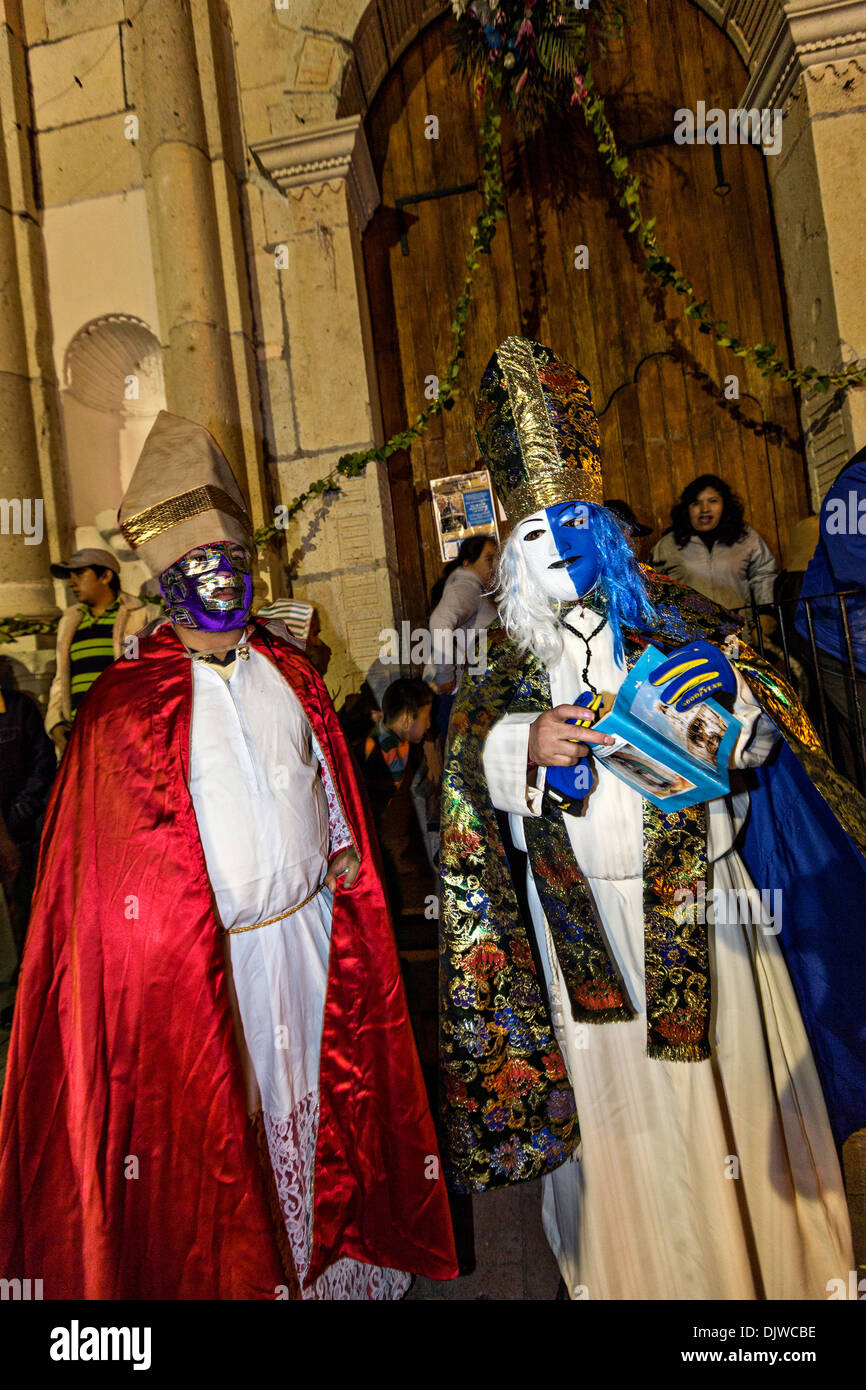 Costume di festeggianti sfilano per le strade per celebrare il Giorno dei Morti Festival noto in spagnolo come Día de Muertos il 1 novembre 2013 a San Agustin Etla, Oaxaca, Messico. Foto Stock