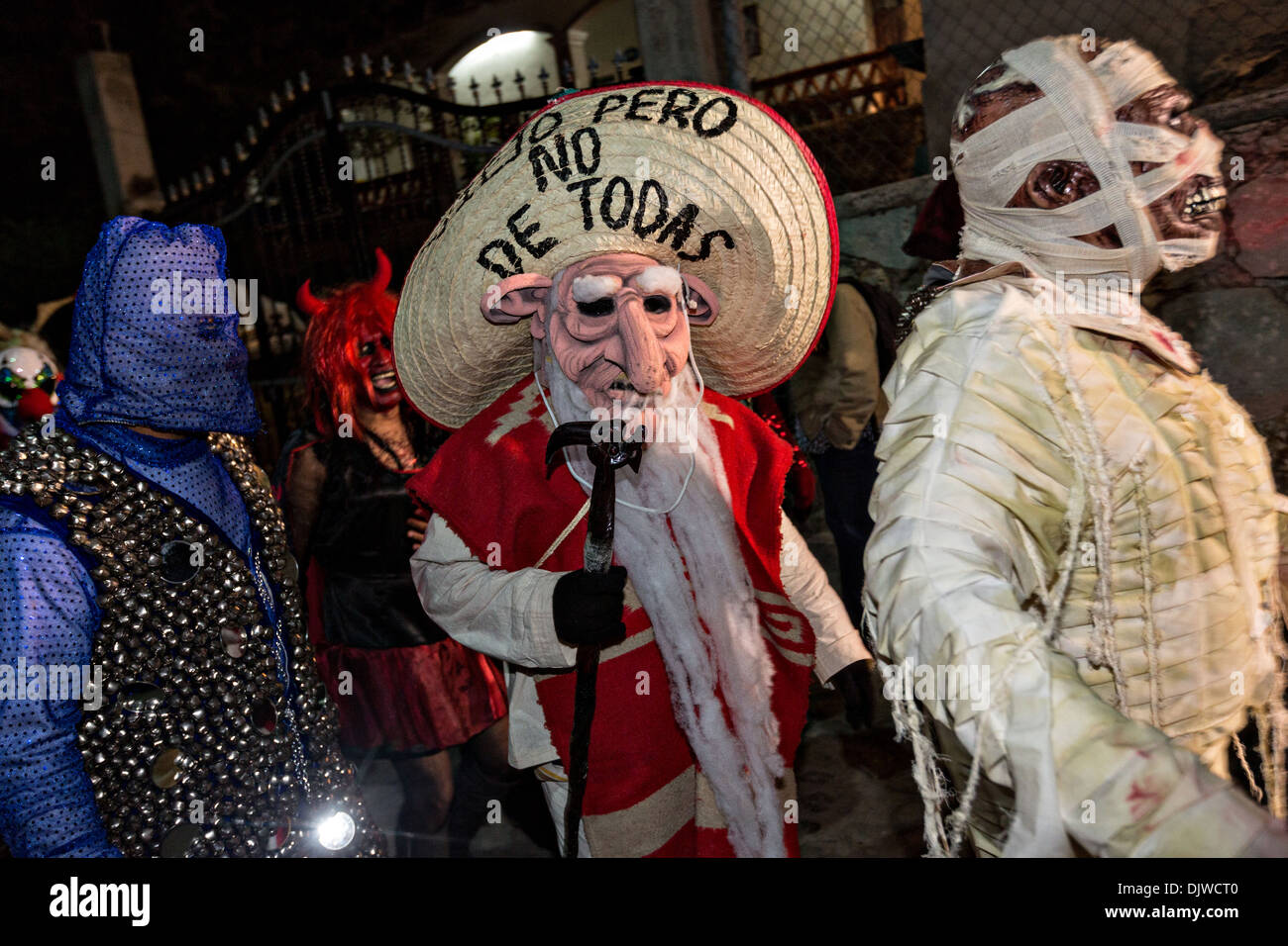 Costume di festeggianti sfilano per le strade per celebrare il Giorno dei Morti Festival noto in spagnolo come Día de Muertos il 1 novembre 2013 a San Agustin Etla, Oaxaca, Messico. Foto Stock